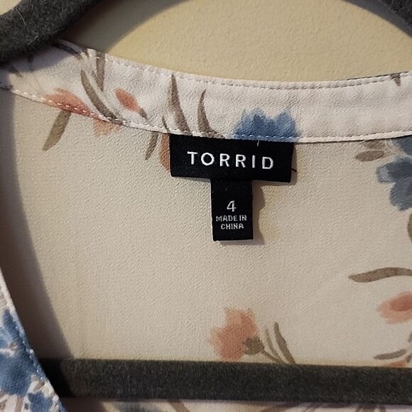 Torrid high low top size 4 - Picture 4 of 6